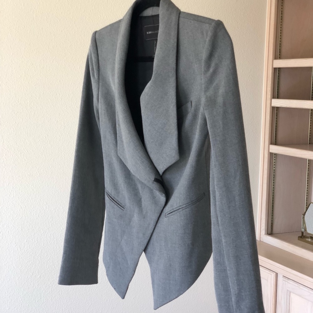 Fitted gray high- low blazer